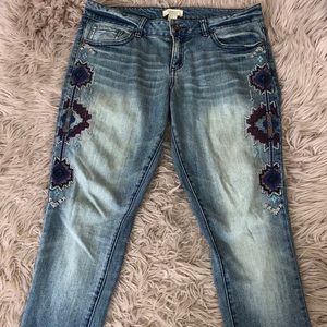 Embroidered Mid rise jean